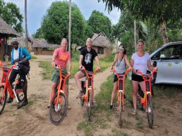 Diani Beach: Village tour on a bike with hotel pick-up